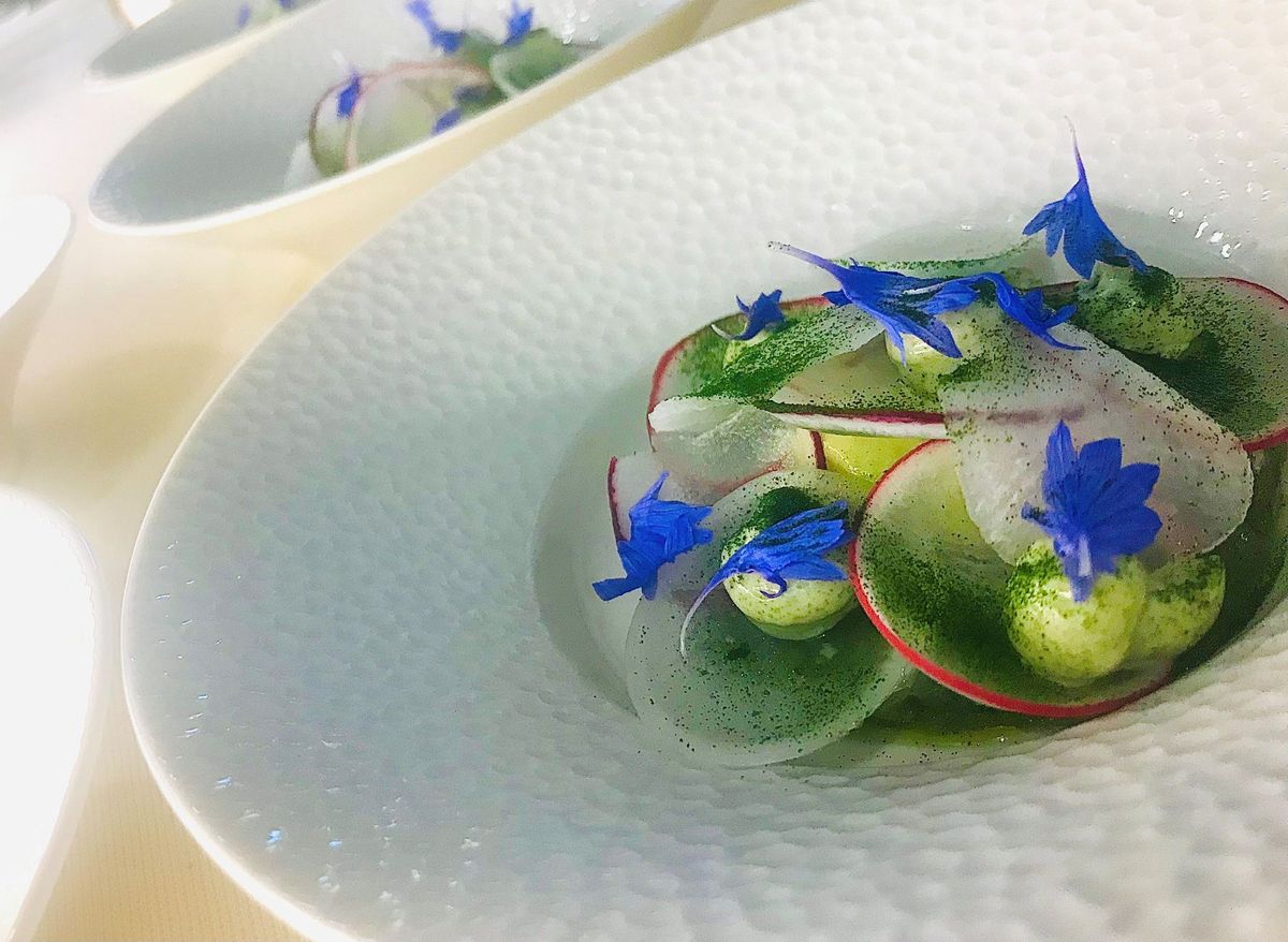 Gerecht met eetbare bloemen, bereid door Henk Janssens